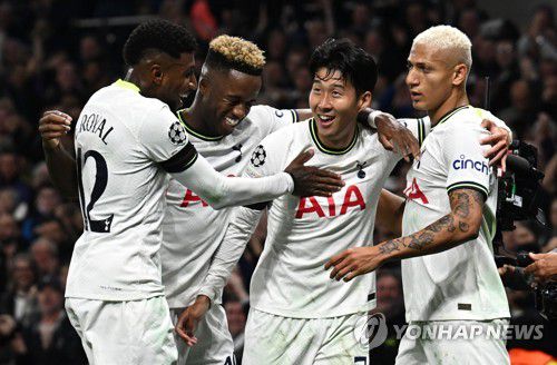 동료들과 기쁨 나누는 손흥민[로이터=연합뉴스]