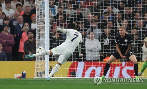 손흥민 왼발 발리슛[Action Images via Reuters=연합뉴스]