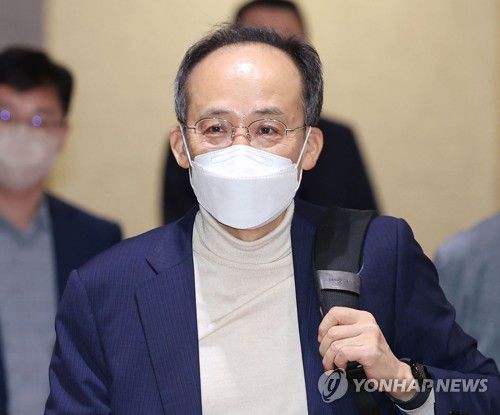 공항 도착한 추경호 경제부총리(영종도=연합뉴스) 황광모 기자 = 추경호 경제부총리 겸 기획재정부 장관이 미국 뉴욕에서 열리는 한국 경제설명회에 참석하기 위해 10일 오후 인천공항 2터미널 귀빈실에 도착해 이동하고 있다. 2022.10.10 hkmpooh@yna.co.kr