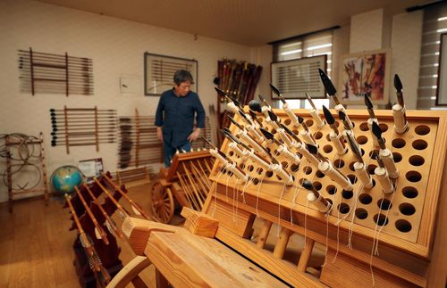 신기전 둘러보는 양태현 궁시장  (청주=연합뉴스) 천경환 기자 = 양태현 궁시장이 13일 청주시 흥덕구 봉명동 작업장에서 신기전을 둘러보고 있다. 2022.10.14 ks@yna.co.kr