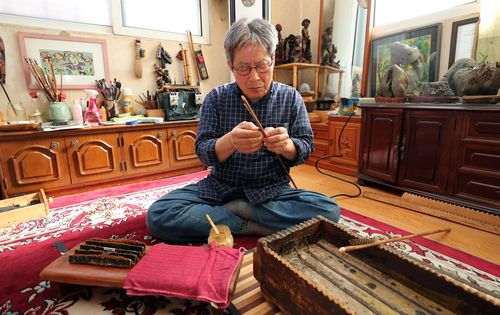 양태현 궁시장 (청주=연합뉴스) 천경환 기자 = 양태현 궁시장이 13일 청주시 흥덕구 봉명동 작업장에서 화살제작 과정을 시연하고 있다. 2022.10.14 ks@yna.co.kr (끝)