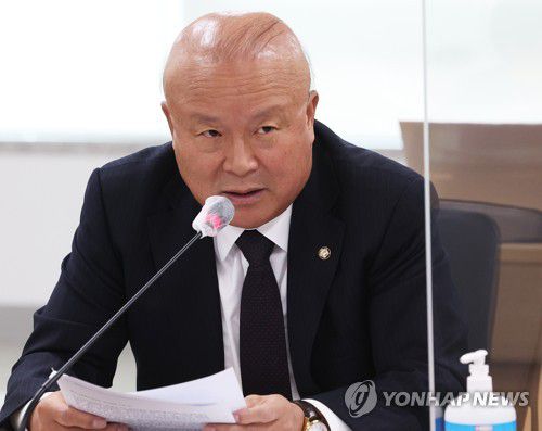 질의하는 김희국 의원(수원=연합뉴스) 홍기원 기자 = 국민의힘 김희국 의원이 14일 오전 경기도 수원시 영통구 경기도청에서 열린 국회 국토교통위원회의 경기도에 대한 국정감사에서 질의하고 있다. 2022.10.14 xanadu@yna.co.kr