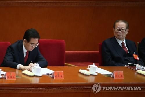 2017년 19차 당 대회 참석한 장쩌민(우)과 후진타오[EPA 연합뉴스 자료사진. 재판매 및 DB 금지]