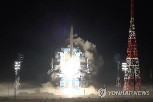 지난 4월 러 플레세츠크 우주기지에서 발사된 '앙가라-1.2' 로켓[러시아 국방부 제공/타스·연합뉴스 자료사진. 재판매 및 DB 금지]