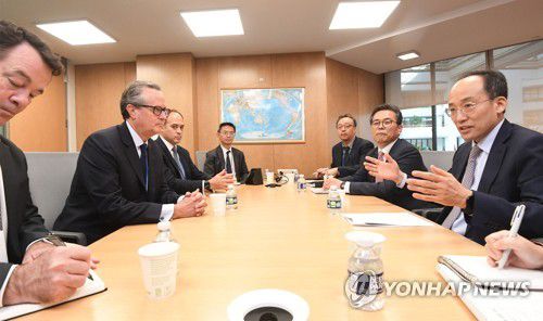 추경호 부총리, S&P 회장과 면담(서울=연합뉴스) G20재무장관회의 및 IMF/WB 연차총회 참석차 미국 워싱턴D.C.를 방문중인 추경호 부총리 겸 기획재정부 장관이 14일(현지시간) 국제통화기금(IMF) 본부에서 더글러스 피터슨 국제신용평가사 스탠다드 앤 푸어스(S&P) 회장과 면담하고 있다. 2022.10.16 [기획재정부 제공. 재판매 및 DB금지] photo@yna.co.kr