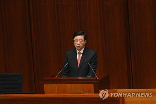 (AFP=연합뉴스) 19일 첫 시정 연설을 하는 존 리 홍콩 행정장관.