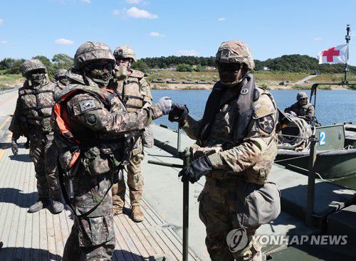 부교 구축하는 한미 장병들[연합뉴스 자료사진]