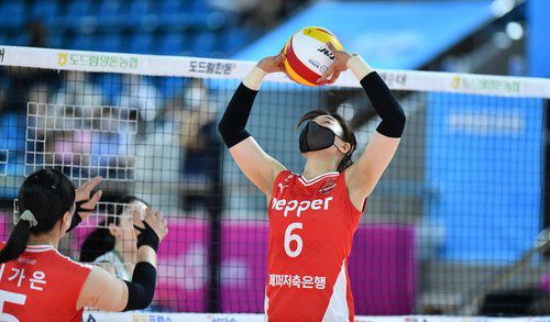 세트를 하는 페퍼저축은행 이고은[한국배구연맹 제공. 재판매 및 DB 금지] photo@yna.co.kr