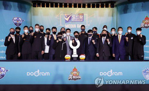 프로배구 V리그 개막합니다!(서울=연합뉴스) 한종찬 기자 = 18일 오후 서울 강남구 리베라호텔에서 열린 도드림 2022-2023 V-리그 남자부 미디어데이에서 각 팀 감독과 선수들이 포즈를 취하고 있다. 2022.10.18 saba@yna.co.kr