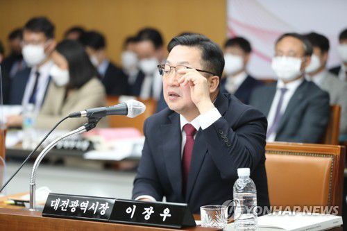 안경 들어 올리는 이장우 대전시장(대전=연합뉴스) 강수환 기자 = 이장우 대전시장이 20일 오전 대전시청 대회의실에서 열린 국회 행정안전위원회의 대전시에 대한 국정감사에서 의원 질의를 듣고 있다. 2022.10.20 swan@yna.co.kr