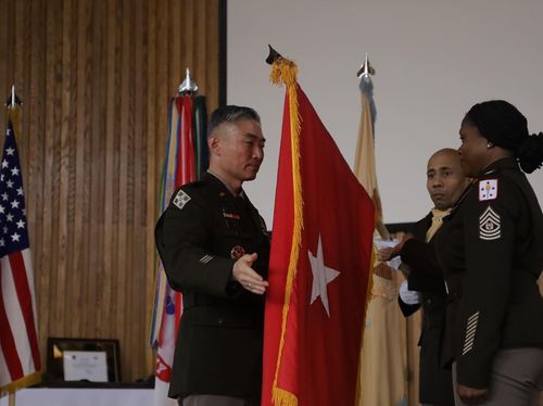 시글 준장이 10월 12일 승진 행사에서 장군을 상징하는 장성기를 건네받는 모습[QMS 제공. 재판매 및 DB 금지]