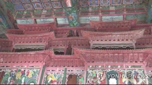 북한 평성시에 자리한 사찰 안국사의 현재모습 소개(서울=연합뉴스) 북한 대외선전매체 조선의소리는 22일 평안남도 평성시 봉학동에 자리한 사찰 안국사를 소개했다. 사진은 단청이 보수된 사찰 내부 모습. 2022.10.22 [조선의소리 홈페이지 캡처. 재판매 및 DB금지] nkphoto@yna.co.kr