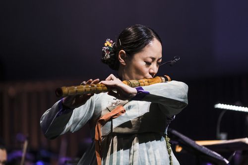 영화 서편제 OST 연주하는 대금연주자 김혜림(겐트[벨기에]=연합뉴스) 지난 20일(현지시간) 벨기에 제49회 겐트국제영화제에서 열린 '한국 영화음악 공연'에서 대금연주자 김혜림이 영화 서편제 삽입곡 '천년학'을 연주 중인 모습. 2022.10.23 photo@yna.co.kr [겐트국제영화제 주최 측 제공. 재판매 및 DB 금지]