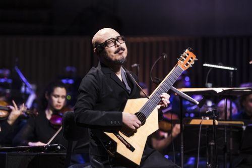 봉준호 감독의 영화 '마더' OST 연주하는 이병우 음악감독.(겐트[벨기에]=연합뉴스) 지난 20일(현지시간) 벨기에 제49회 겐트국제영화제에서 열린 '한국 영화음악 공연'에서 이병우 음악감독이 직접 무대에 올라 연주하는 모습. 2022.10.23 photo@yna.co.kr [겐트국제영화제 주최 측 제공. 재판매 및 DB 금지]