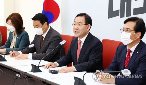 민주당 특검 제안 거부 의사 밝히는 주호영(서울=연합뉴스) 이정훈 기자 = 국민의힘 주호영 원내대표가 21일 국회에서 긴급 기자간담회를 열고 있다. 주 원내대표는 이날 더불어민주당 이재명 대표의 '대장동 특검' 제안에 대해 거부 의사를 밝혔다. 2022.10.21 [국회사진기자단] uwg806@yna.co.kr