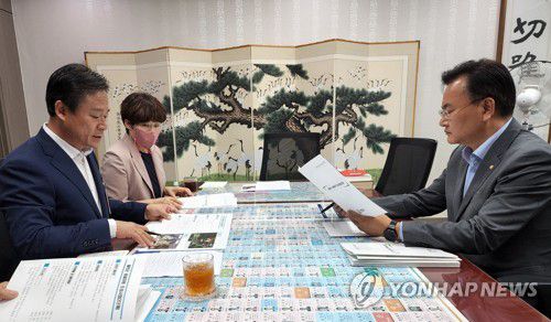 신영재 홍천군수(왼쪽), 지난 7월 20일 국회 찾아 유상범 의원과 철도 조기 착공 등 지역 현안 논의[홍천군 제공. 재판매 및 DB 금지]