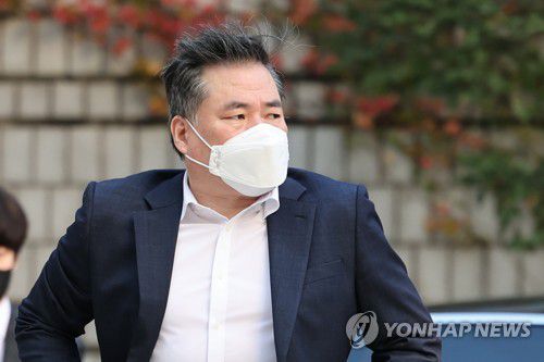 공판 출석하는 유동규 전 본부장(서울=연합뉴스) 김주성 기자 = 유동규 전 성남도시개발공사 본부장이 24일 오전 서울 서초동 서울중앙지법에서 열리는 대장동 개발 사업 로비·특혜 의혹 관련 속행 공판에 출석하고 있다. 2022.10.24 utzza@yna.co.kr