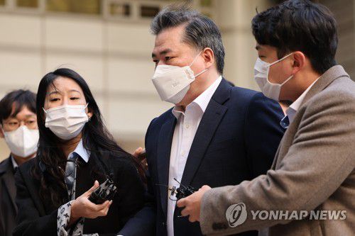 유동규, 취재진 질문에 묵묵부답(서울=연합뉴스) 김주성 기자 = 유동규 전 성남도시개발공사 본부장이 24일 오전 서울 서초동 서울중앙지법에서 열리는 대장동 개발 사업 로비·특혜 의혹 관련 속행 공판에 출석하며 취재진의 질문에 답을 하지 않고 있다. 2022.10.24 utzza@yna.co.kr