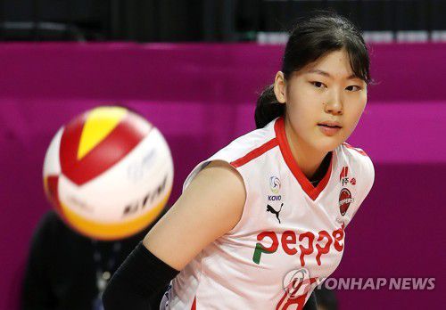 몸 푸는 페퍼저축은행 염어르헝(인천=연합뉴스) 윤태현 기자 = 25일 인천 삼산월드체육관에서 열린 여자프로배구 흥국생명 핑크스파이더스와 페퍼저축은행 AI PEPPERS 배구단의 경기. 페퍼저축은행 염어르헝이 경기 전 몸을 풀고 있다. 그는 몽골 출신으로 한국 국적을 얻어 국내 리그에 정상 출전하게 됐다. 2022.10.25 tomatoyoon@yna.co.kr