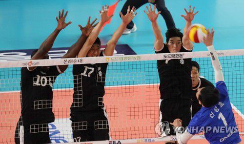 막아야 돼!(대전=연합뉴스) 강수환 기자 = 25일 대전 충무체육관에서 열린 프로배구 삼성화재와 현대캐피탈의 경기. 현대캐피탈 블로킹벽이 삼성화재 신장호의 스파이크를 가로 막고 있다. 2022.10.25 youngs@yna.co.kr