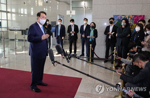 출근길 문답하는 윤석열 대통령(서울=연합뉴스) 서명곤 기자 = 윤석열 대통령이 27일 오전 서울 용산 대통령실 청사로 출근, 취재진의 질문에 답하고 있다.  2022.10.27 seephoto@yna.co.kr