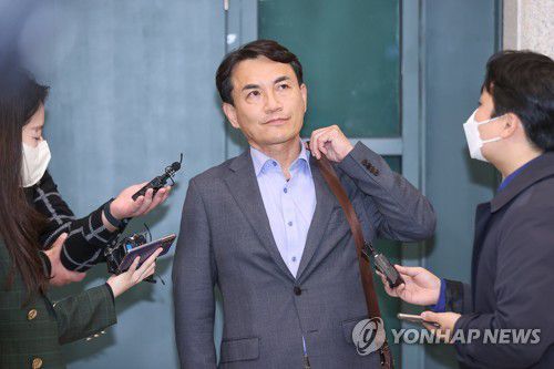 귀국한 뒤 취재진 만난 김진태 강원도지사(영종도=연합뉴스) 신현우 기자 = 김진태 강원도지사가 27일 오후 인천국제공항 제1여객터미널을 통해 귀국한 뒤 취재진 질문을 받고 있다. 2022.10.27 nowwego@yna.co.kr