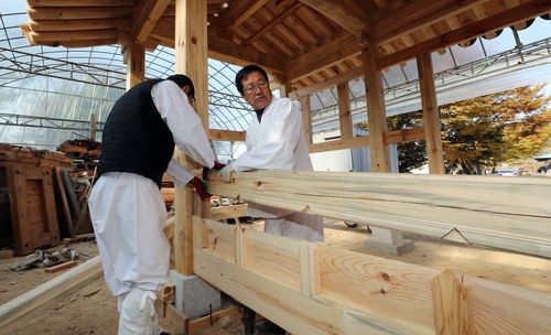 목조 맞춤 작업하는 이연훈 대목장[촬영 천경환 기자]
