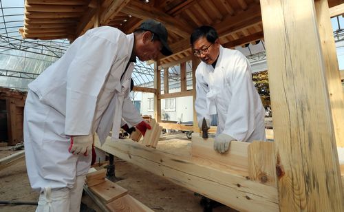 정성들여 작업하는 이연훈 대목장[촬영 천경환 기자]