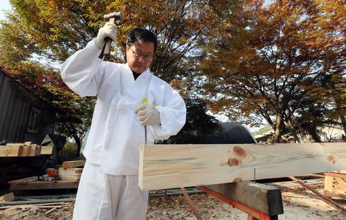 망치질하는 이연훈 대목장[촬영 천경환 기자]