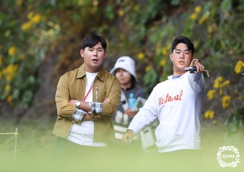 KLPGA투어 대회장을 찾은 김주형과 김시우.[KLPGA 제공. 재판매 및 DB 금지]