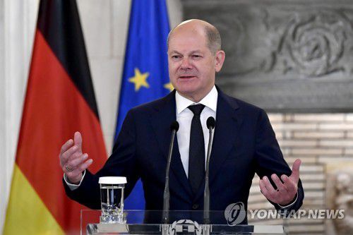 그리스에서 기자회견하는 독일 총리(아테네 AP=연합뉴스) 올라프 숄츠 독일 총리가 27일(현지시간) 그리스 아테네에서 키리아코스 미초타키스 그리스 총리와 정상회담을 마치고 기자회견을 하고 있다. 2022.10.28 photo@yna.co.kr