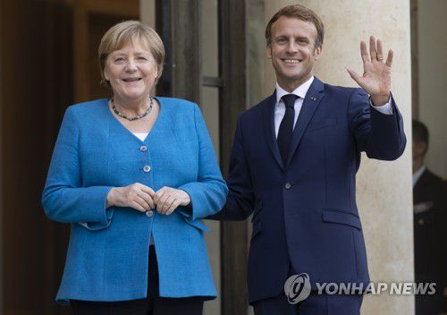 퇴임 앞두고 프랑스 방문한 메르켈 전 독일 총리앙겔라 메르켈(왼쪽) 전 독일 총리가 2021년 9월 16일 퇴임을 앞두고 프랑스를 찾아 에마뉘엘 마크롱 프랑스 대통령을 만났다. [EPA=연합뉴스 자료사진. 재판매 및 DB 금지]