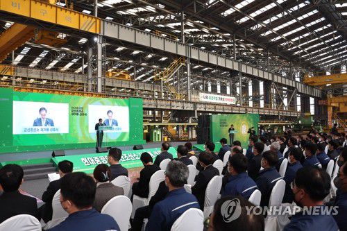 현대중공업 군산조선소 재가동 선포식(군산=연합뉴스) 김승두 기자 = 한덕수 국무총리가 28일 조선업 불황 등으로 2017년 7월 가동을 중단한 지 5년여 만에 선박 블록 생산을 부분 재개한 현대중공업 군산조선소 재가동 선포식에 참석해 축사하고 있다. 2022.10.28 kimsdoo@yna.co.kr