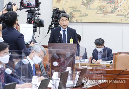 인사말 하는 이주호 교육부 장관 후보자(서울=연합뉴스) 이정훈 기자 = 이주호 부총리 겸 교육부 장관 후보자가 28일 오전 국회 교육위원회에서 열린 인사청문회에서 인사말을 하고 있다. 2022.10.28 [국회사진기자단] uwg806@yna.co.kr