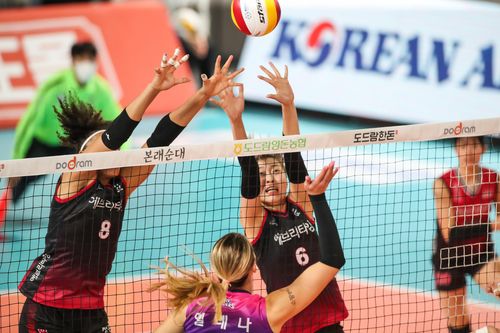 옐레나와 엘리자벳의 공중전(서울=연합뉴스) 흥국생명 외국인 공격수 옐레나(앞)가 29일 대전 충무체육관에서 열린 프로배구 V리그 여자부 KGC인삼공사와의 방문 경기에서 공격을 시도하고 있다. [한국배구연맹 제공. 재판매 및 DB금지]