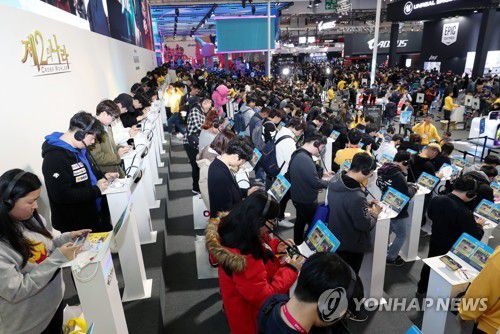모바일 게임 체험하는 게이머들2019년 부산에서 열린 지스타(G-STAR) 현장 [연합뉴스 자료사진]