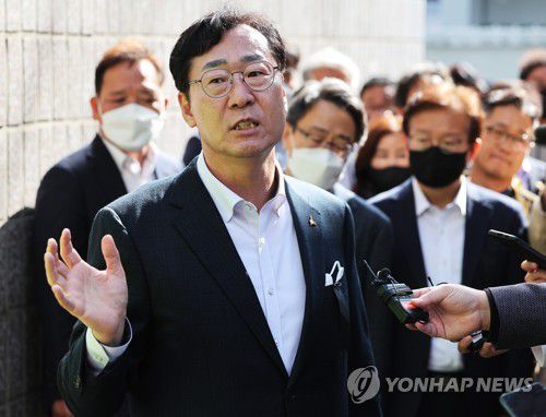 '수원 발발이' 거주지 찾은 화성시장(화성=연합뉴스) 홍기원 기자 = '수원 발발이'로 불린 연쇄성폭행범 박병화가 출소한 31일 정명근 화성시장이 거주지인 경기도 화성시의 원룸 주변을 살펴보고 있다. 2022.10.31 xanadu@yna.co.kr