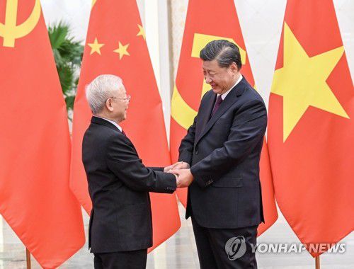 베트남 공산당 서기장과 손 맞잡은 시진핑 중국 국가주석(베이징 신화=연합뉴스) 지난달 31일(현지시간) 중국 베이징 인민대회당에서 열린 응우옌 푸 쫑 베트남 공산당 서기장(왼쪽)의 방중 환영 행사에서 시진핑 중국 국가주석이 쫑 서기장과 손을 맞잡고 있다. 시 주석의 초청으로 방중한 쫑 서기장은 시 주석의 중국 공산당 총서기 3연임이 확정된 후 처음으로 중국을 방문한 해외 정상급 인사다. 2022.11.01 clynnkim@yna.co.kr