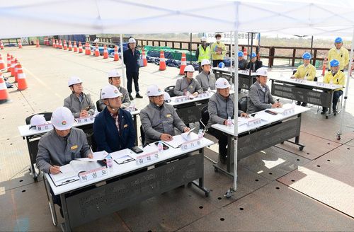 김해 한림∼생림 도로 공사현장 찾은 경남도의회 건설소방위원회[경남도의회 제공. 재판매 및 DB 금지]