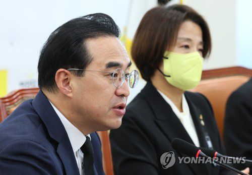 발언하는 박홍근(서울=연합뉴스) 이정훈 기자 = 더불어민주당 박홍근 원내대표가 4일 오전 국회 정의당 이은주 원내대표를 예방, 발언하고 있다. 2022.11.4 uwg806@yna.co.kr