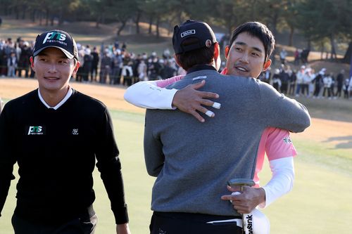 준우승한 김동민을 안아주는 박은신.[KPGA 제공. 재판매 및 DB 금지]