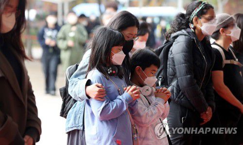 이어지는 조문 행렬(서울=연합뉴스) 박동주 기자 = 1일 오전 서울광장에 마련된 이태원 사고 사망자 합동 분향소에서 시민들이 조문하고 있다. 2022.11.1 [공동취재] pdj6635@yna.co.kr