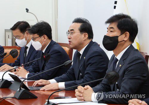 발언하는 박홍근 원내대표(서울=연합뉴스) 이정훈 기자 = 더불어민주당 박홍근 원내대표가 3일 오전 국회에서 열린 정책조정회의에서 발언하고 있다. 2022.11.3 uwg806@yna.co.kr