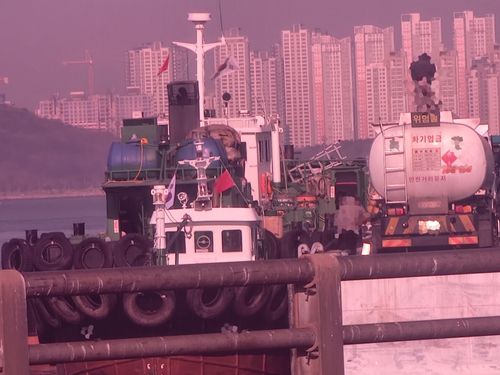 차량으로 옮기는 선박용 경유[해양경찰청 제공. 재판매 및 DB 금지]