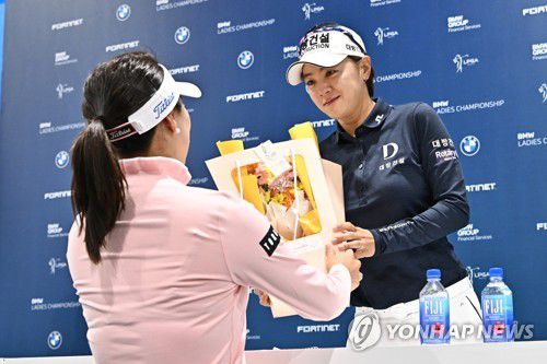 꽃다발 받는 최나연(서울=연합뉴스) 최나연이 23일 강원도 원주의 오크밸리 컨트리클럽에서 열린 미국여자프로골프(LPGA) 투어 BMW 레이디스 챔피언십 최종라운드를 마치고 유소연의 꽃다발을 받고 있다. 2022.10.23 [BMW 코리아 제공. 재판매 및 DB 금지] photo@yna.co.kr