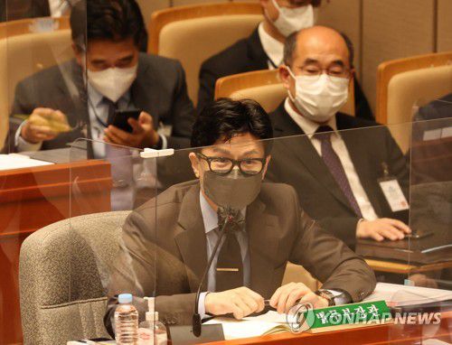 답변하는 한동훈 장관(서울=연합뉴스) 백승렬 기자 = 한동훈 법무부 장관이 8일 국회에서 열린 예산결산특별위원회 전체회의에서 의원들의 질의에 답변하고 있다. 2022.11.8 srbaek@yna.co.kr