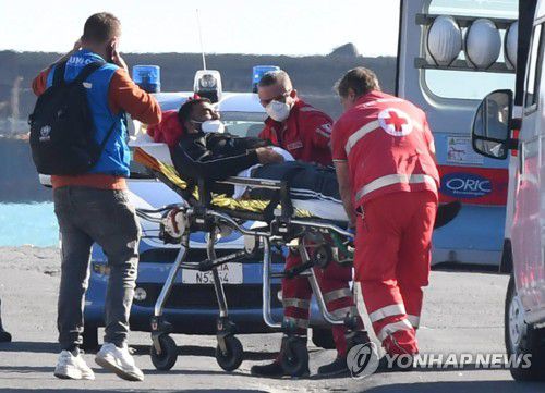 병원 이송되는 이주민(시칠리아 EPA=연합뉴스) 8일(현지시간) 이탈리아 남부 시칠리아섬 카타니아 항구에 임시 정박 중인 난민 구조선 '지오 바렌츠'호에서 바다로 뛰어든 시리아 국적의 아메드를 의료진이 병원으로 옮기고 있다. 아메드는 전날 바다로 뛰어든 뒤 배로 돌아가지 않겠다며 부두에서 하룻밤을 보냈고, 39도의 고열 증세를 보여 병원으로 이송됐다. 2022.11.09 photo@yna.co.kr