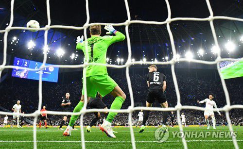 손흥민의 발리슛 장면[로이터=연합뉴스]