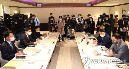 금융위원장-5대 금융지주 회장 간담회(서울=연합뉴스) 임헌정 기자 = 김주현 금융위원장이 1일 오전 서울 중구 은행연합회관에서 5대 금융지주 회장들과 간담회를 하고 있다. 2022.11.1 kane@yna.co.kr