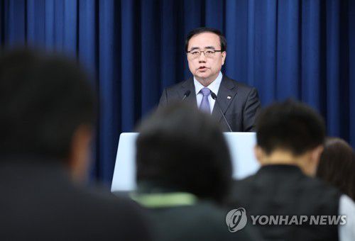 윤 대통령 해외 순방 일정 공개하는 김성한 국가안보실장(서울=연합뉴스) 안정원 기자 = 김성한 국가안보실장이 9일 서울 용산 대통령실 청사에서 윤석열 대통령이 오는 11일부터 16일까지 한-아세안 정상회의(캄보디아 프놈펜)와 주요 20개국(G20) 정상회의(인도네시아 발리)에 참석 등 해외 순방 일정을 공개하고 있다. 2022.11.9 jeong@yna.co.kr